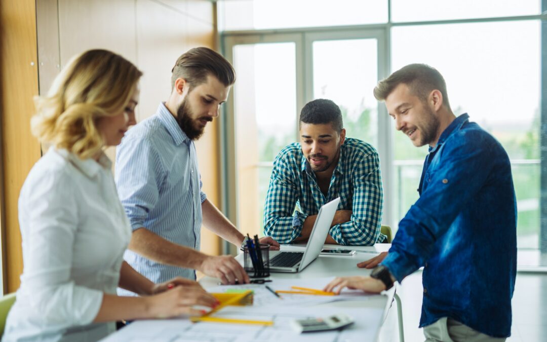 Travailler pour une startup vs une grande entreprise : avantages et inconvénients